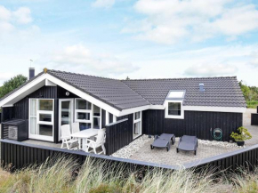 Отель Three-Bedroom Holiday home in Blåvand 15  Оксбю